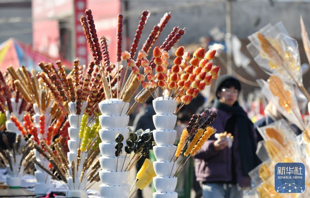 ↑2月9日，游客在后李花村“糖墩儿节”上游览。