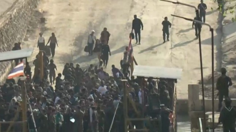 缅甸向泰移交261名电诈受害者，部分人有伤痕，政府持枪人员戒备