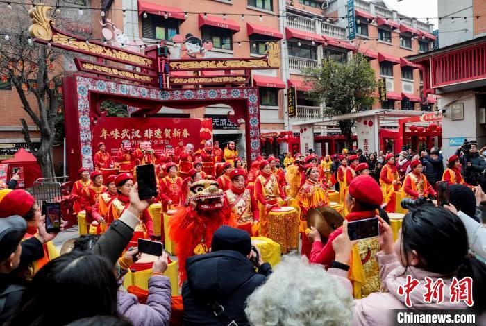 （新春见闻）湖北武汉：“龙腾鼓跃”闹元宵