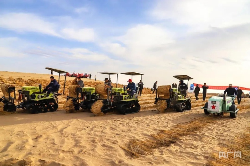 防沙治沙机械装置演示活动现场（央广网发　民勤县融媒体中心供图）