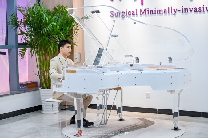 医学生现场弹奏钢琴