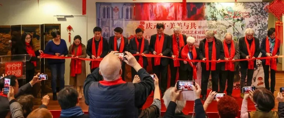 金旭东、若曦亚娜·高德、让·安哥拉院士、让·高利昂、王茵、刘红革、雷米·艾融、格雷瓜尔·戴高乐、贝文江，策展人、殷福、曼侬艾拉·皮拉、翟优、樊蕾为画展剪彩