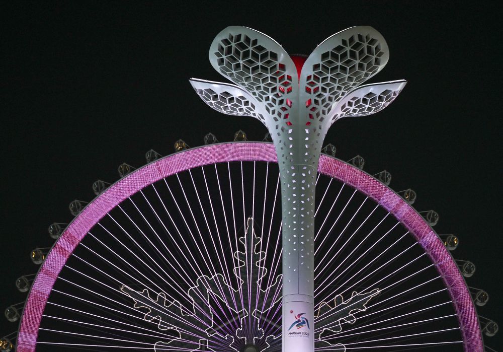 ↑闭幕式分会场上的主火炬熄灭。