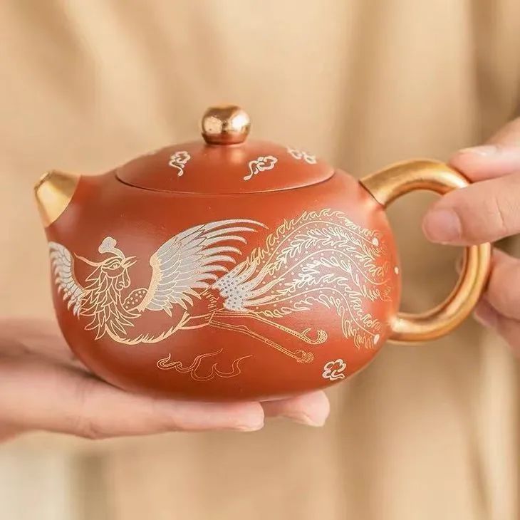 这盏西施壶太惊艳！纯金手绘龙凤图，倾茶瞬间如凤鸣啼_凤凰网