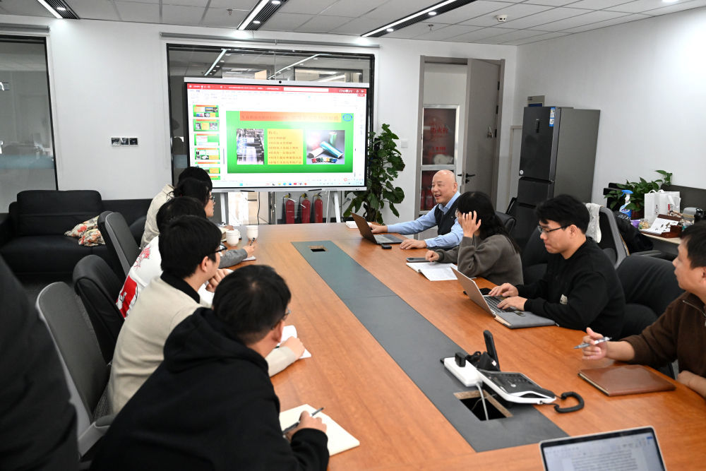 1月7日，在河南省科学院化学研究所，首席科学家余龙（右四）与团队成员开会研讨项目。新华社记者 李嘉南 摄