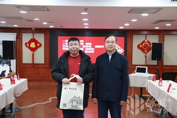 获得黑龙江省首届“谜王”的程志彬领奖。