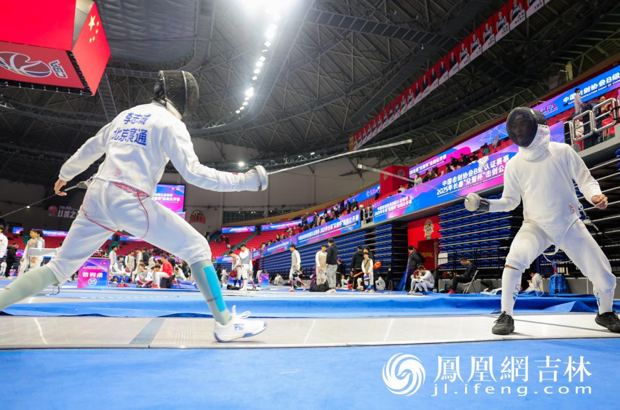 运动员在舒适的赛场上比赛。