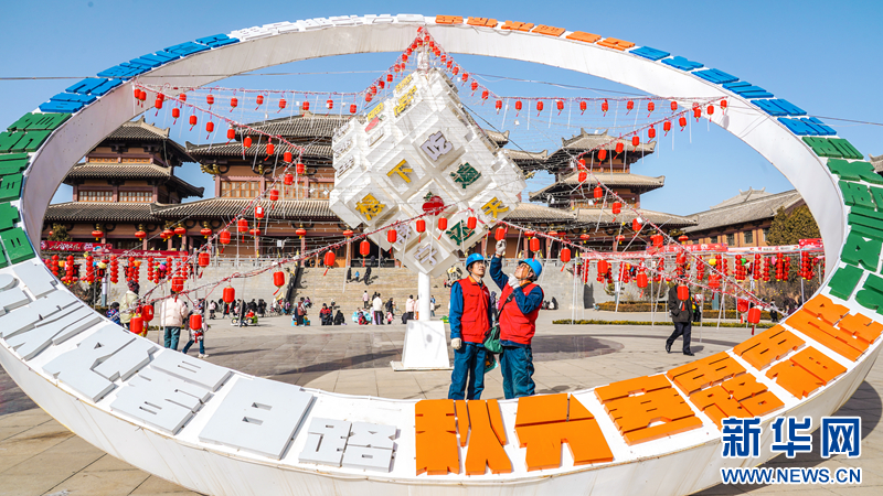 国网平凉供电公司员工检查平凉市文化广场灯展区线路运行情况 新华网发(吕双娟 摄)