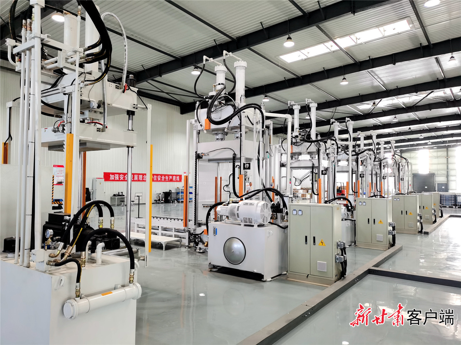 寰泰工业瓜州工厂生产车间一角