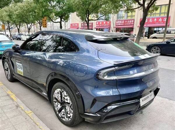 小米YU7迄今最近距离实拍照曝光：各种细节全有了