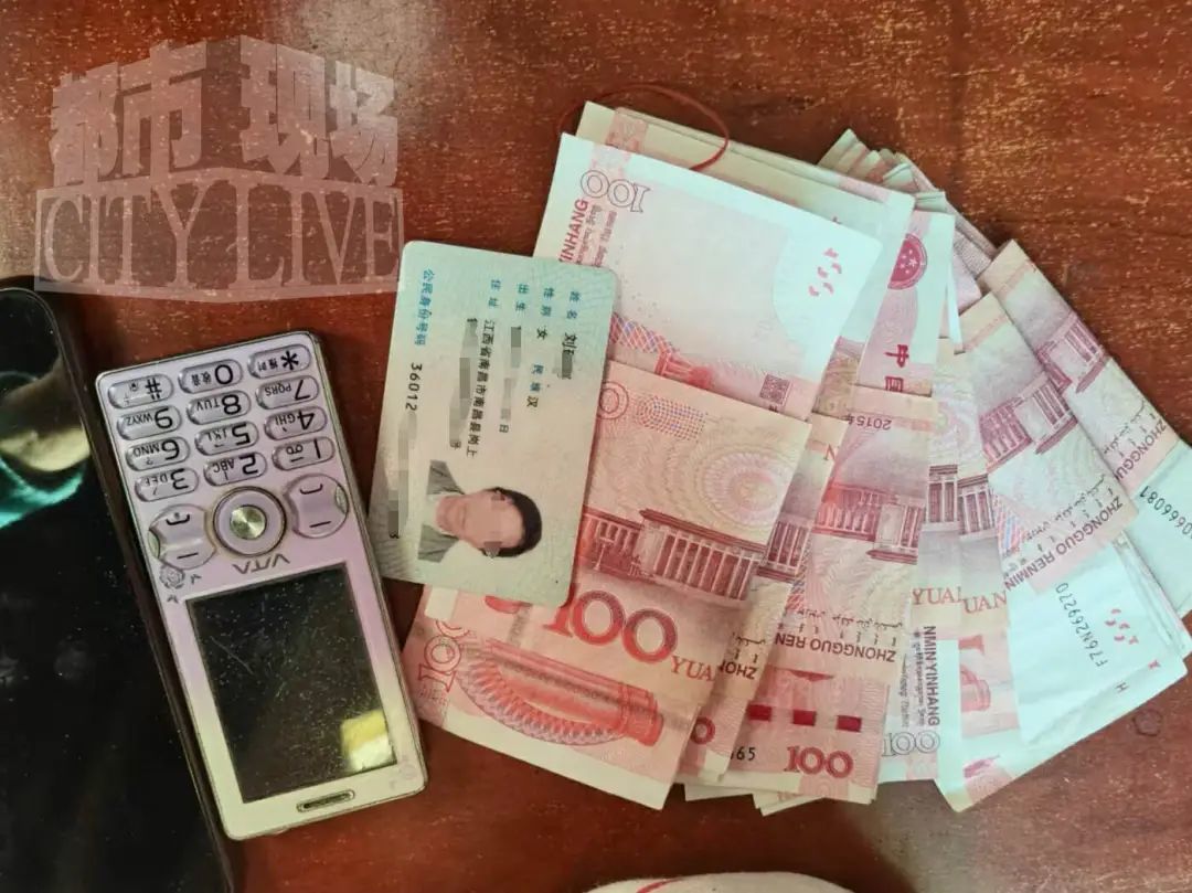 车上发现两个包 内有手机和7000元现金！南昌公交司机拾金不昧