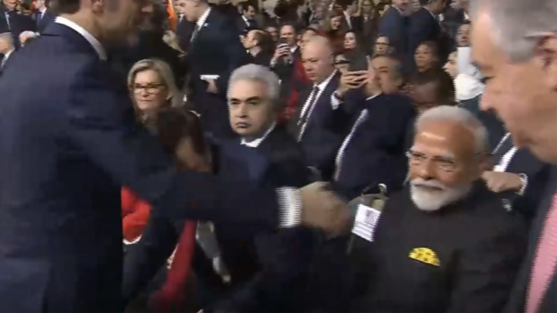 尴尬了！莫迪正要起身和马克龙握手，却遭马克龙直接忽视