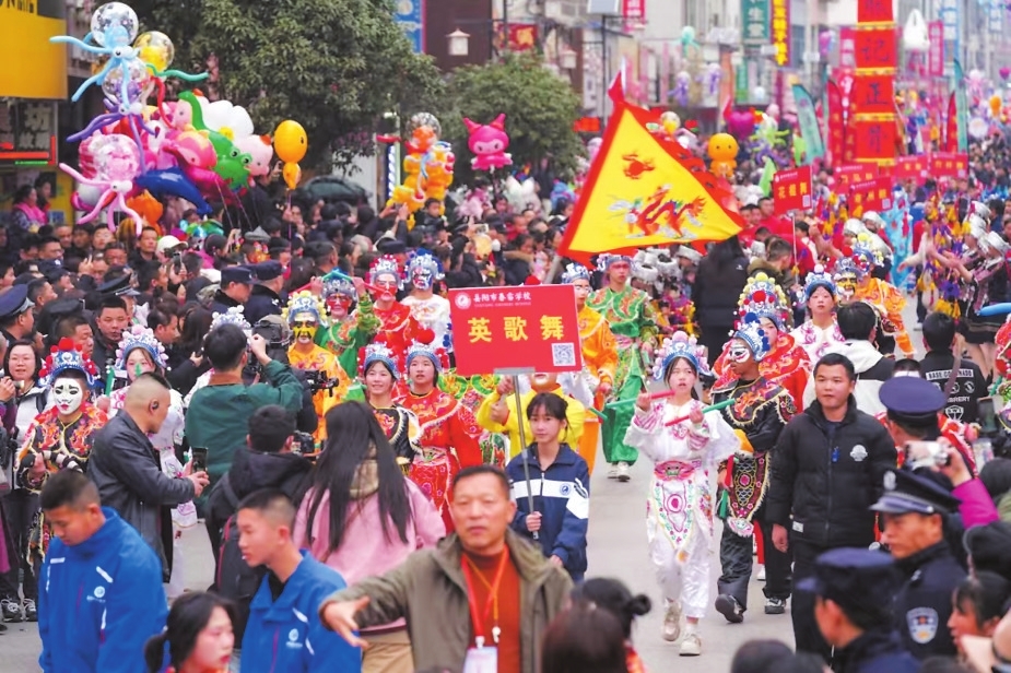 “英歌舞”节目表演。