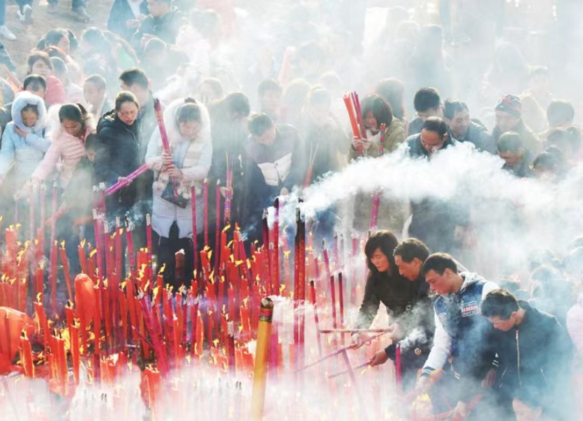 群众祈福。杨晓明/摄