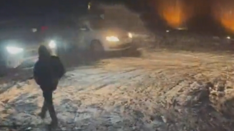 港星夫妇冰岛自驾遇暴风雪，风大到车门都拉不住，妻子拼死爬出车外求救