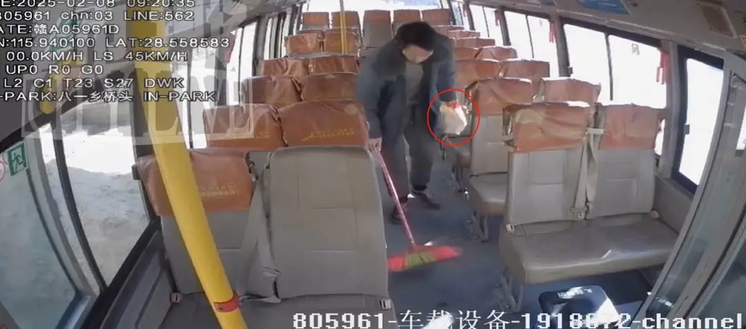 车上发现两个包 内有手机和7000元现金！南昌公交司机拾金不昧