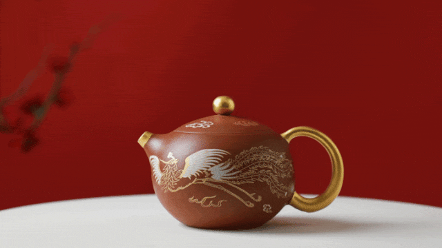 中国　中国　欧詠作　芝蘭閣主　戯嬉圖西施壺　黄鍛泥　中国茶器　宜興紫砂1231 这盏西施壶太惊艳！纯金手绘龙凤图，倾茶瞬间如凤鸣啼_凤凰网