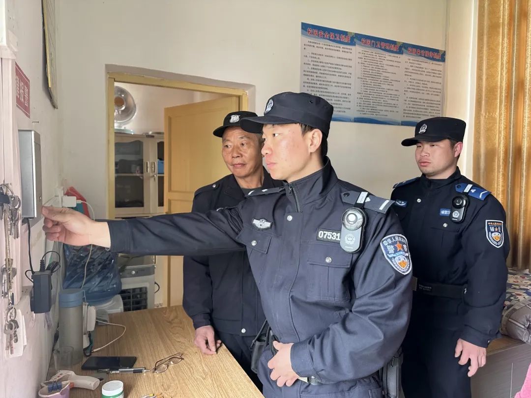 百架無(wú)人機(jī)+機(jī)器人警力！江西各地“疊Buff”護(hù)學(xué)模式開(kāi)啟