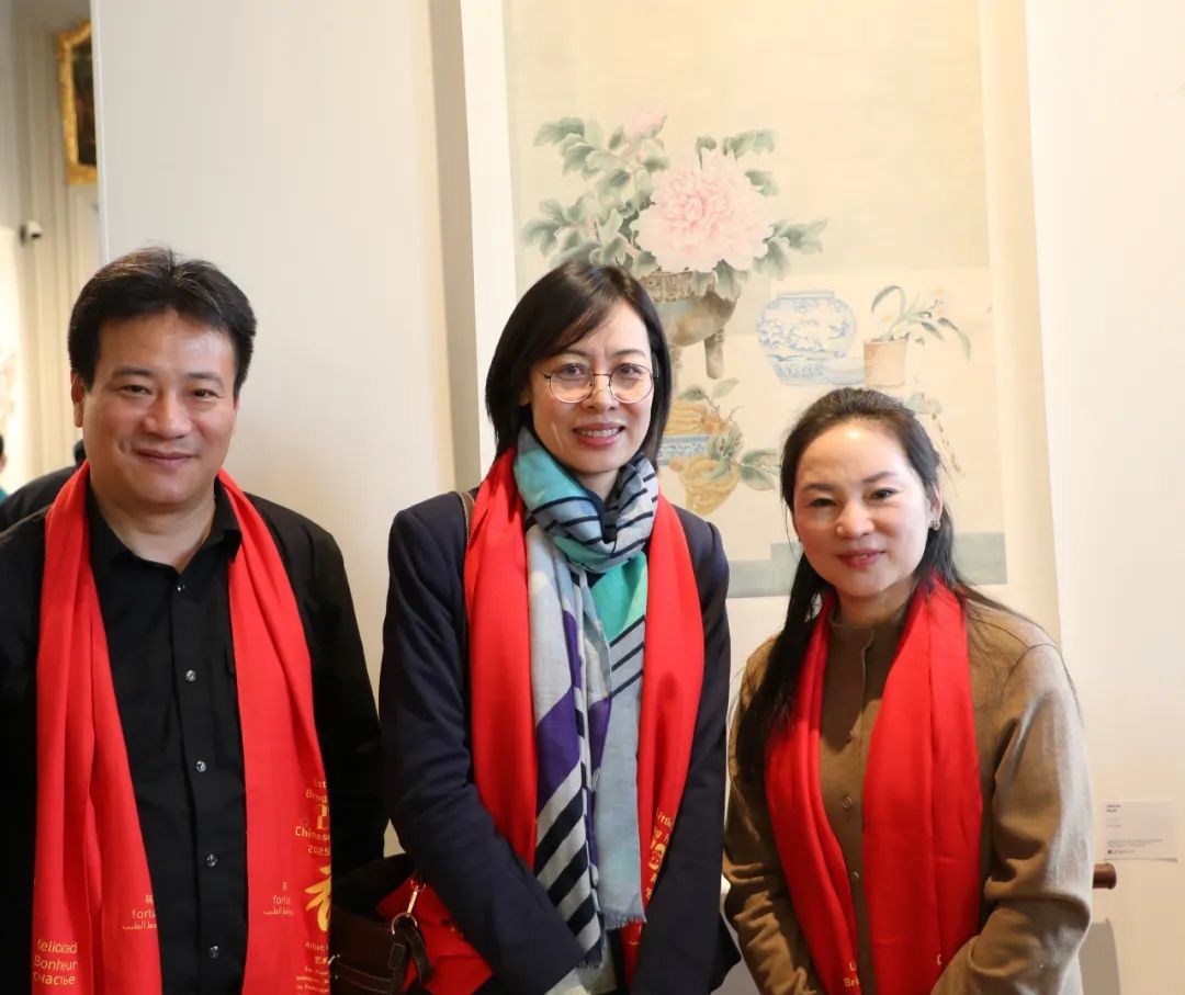 中国驻法国大使馆文化参赞王茵参观展览