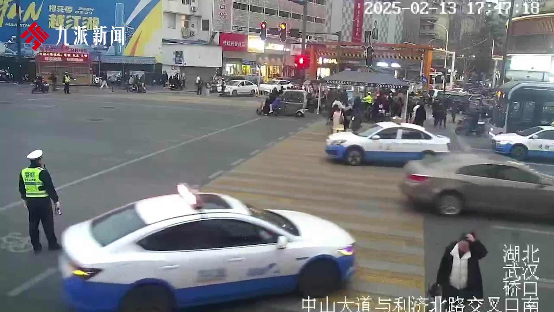 武汉辅警回忆抱娃3分钟狂奔500米急救：身上的衣服很重，跑到时双腿发软