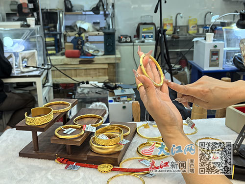 哪吒同款金手镯受顾客青睐。