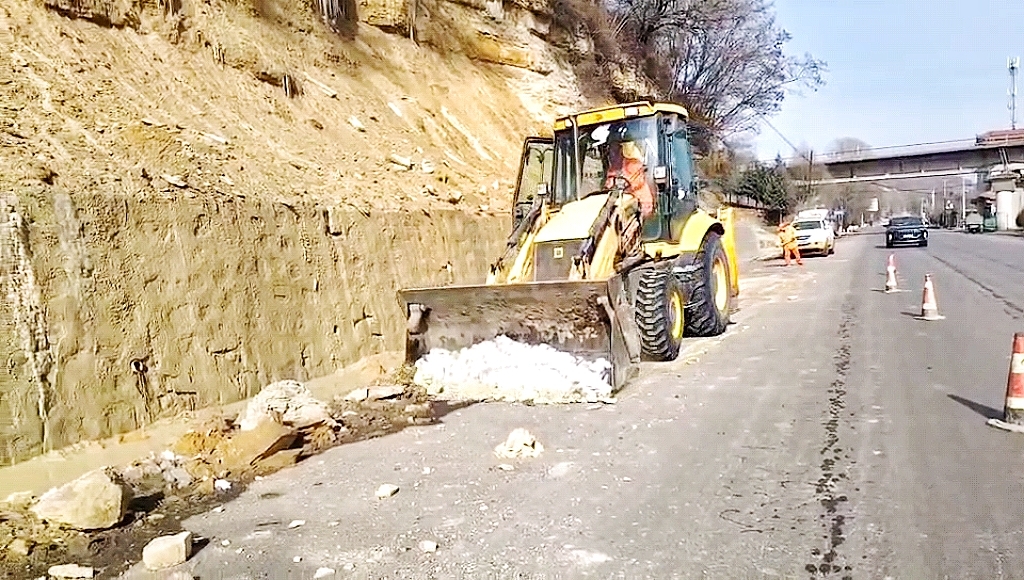 华亭公路“美颜师”的节后日常是啥样　这里有图有故事