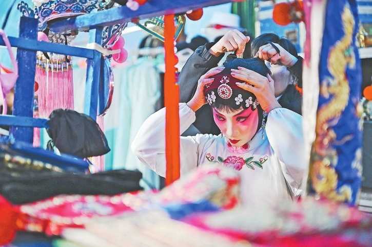 演员戴上符合角色的头饰，为登台演出精心准备。