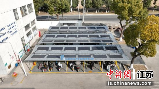 光储充安全智能充电车棚。谢鹏 摄