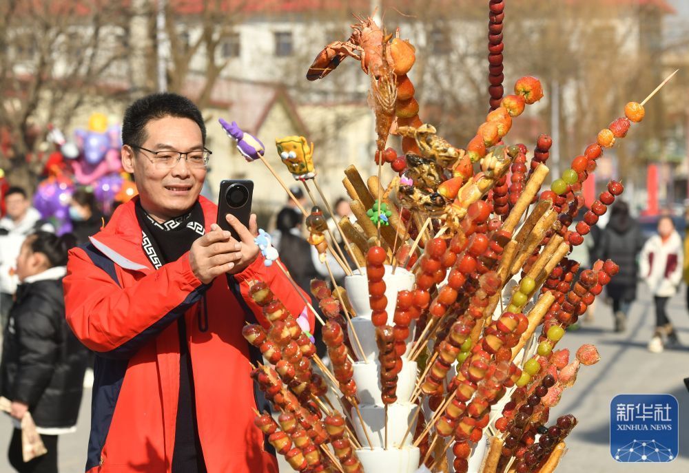 ↑2月9日，游客在后李花村“糖墩儿节”上游览。