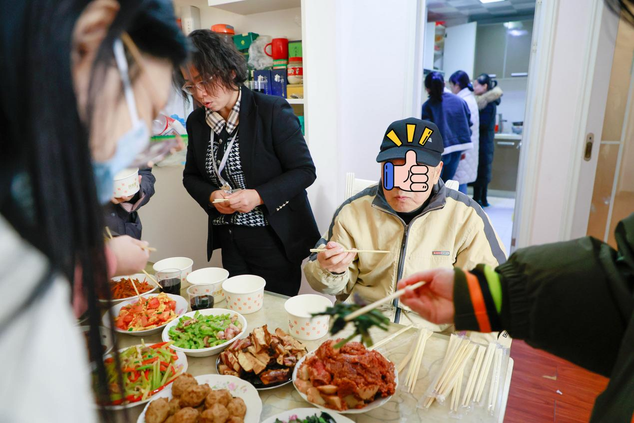 独居老人与医护“女儿们”的暖心团圆约定