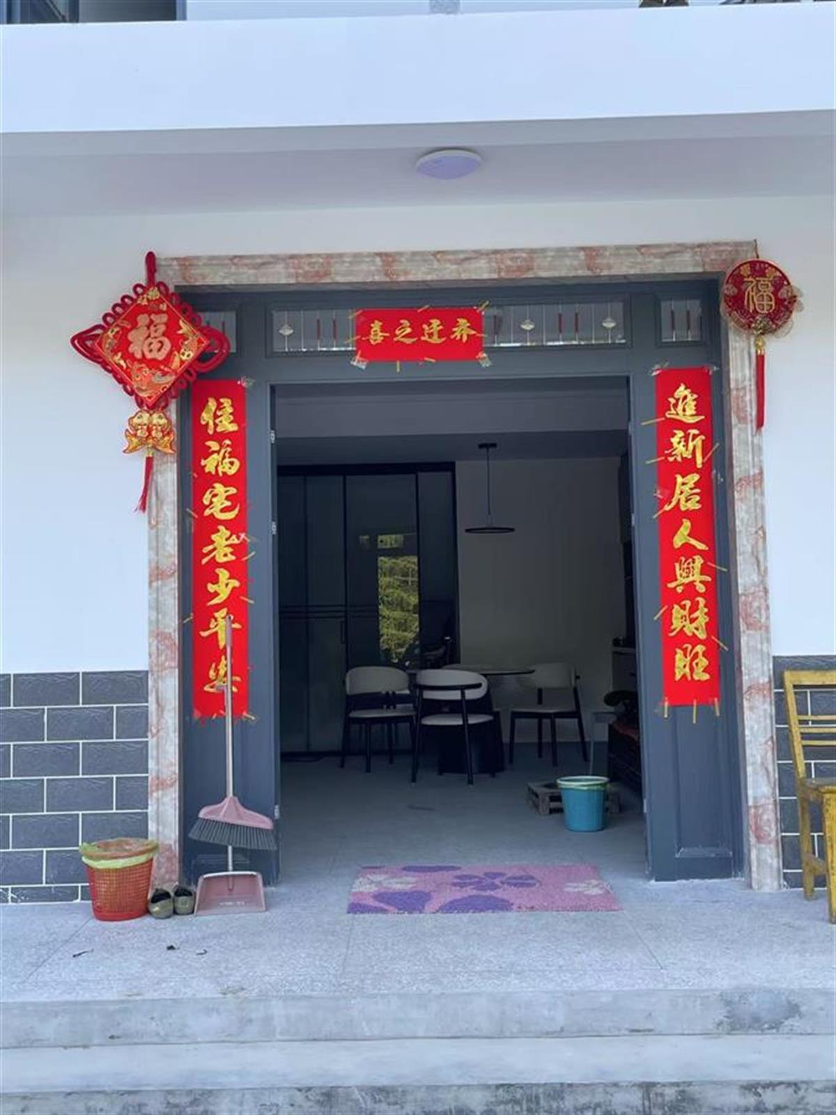 家门口贴着乔迁对联