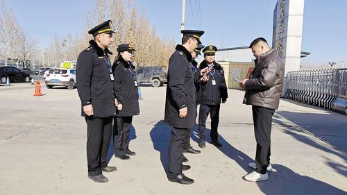1月23日，大名县珠峰电缆有限公司门前，县市场监管局执法人员向企业负责人出示“企无忧”阳光执法监督平台生成的二维码。 本报记者 王思达摄