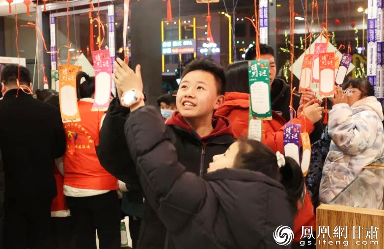 小朋友踊跃参与猜灯谜,欢欢喜喜闹元宵。甘肃舟曲特大山洪泥石流抢险救援纪念馆供图