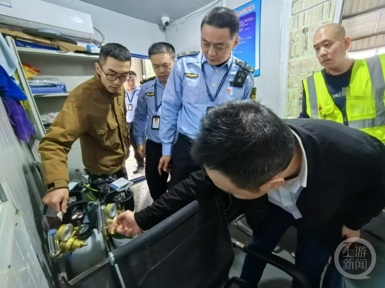 重庆市生态环境执法人员上门开展相关检查