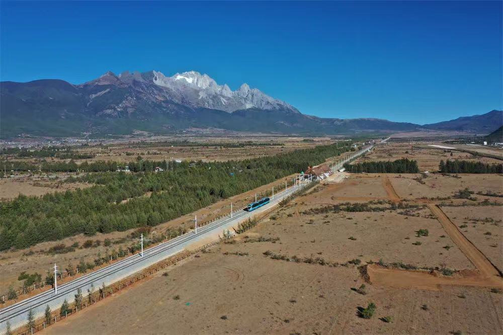 2022年11月，丽江雪山观光火车空载试运行。