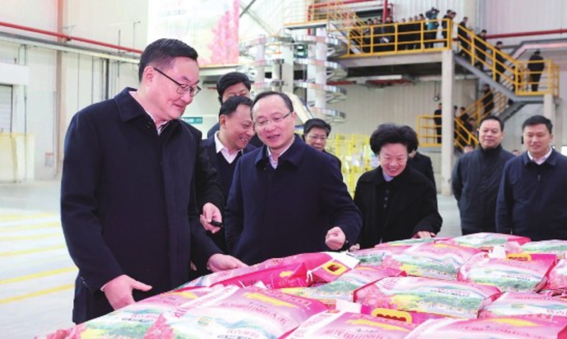 2月9日，市委书记罗文江，市委副书记、市长王亚联等市领导在2024年度全市县域经济高质量发展现场会上察看益海嘉里（吉安）粮油食品精深加工项目。全媒体记者郭弘毅、李超 摄