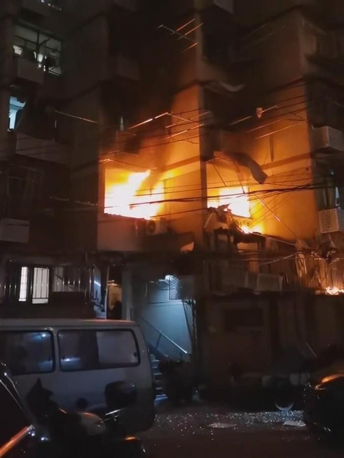 2月12日晚，上海静安区芷江中路一民宅燃气爆燃（网络视频截图）