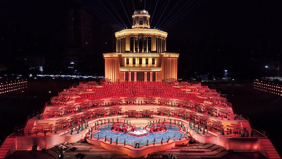 压轴节目的录制地,沿用了春晚武汉分会场的横渡长江博物馆(谭军供图)