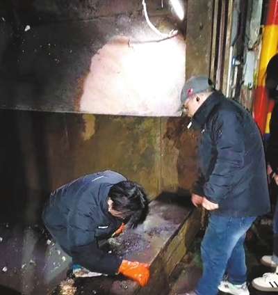 九江市民不慎丢失手机 环卫工人在三吨垃圾中成功找回