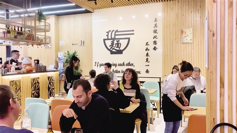 海外兰州牛肉拉面店坐满外国食客