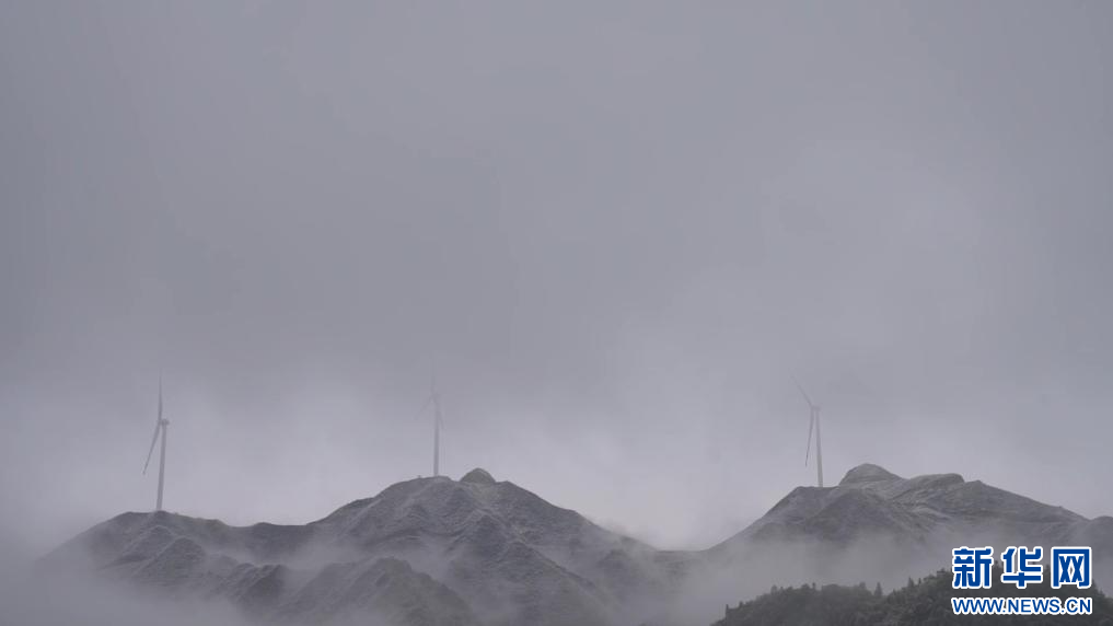 上犹县双溪草山筑峰顶银装素裹。新华网发 周锐津 摄