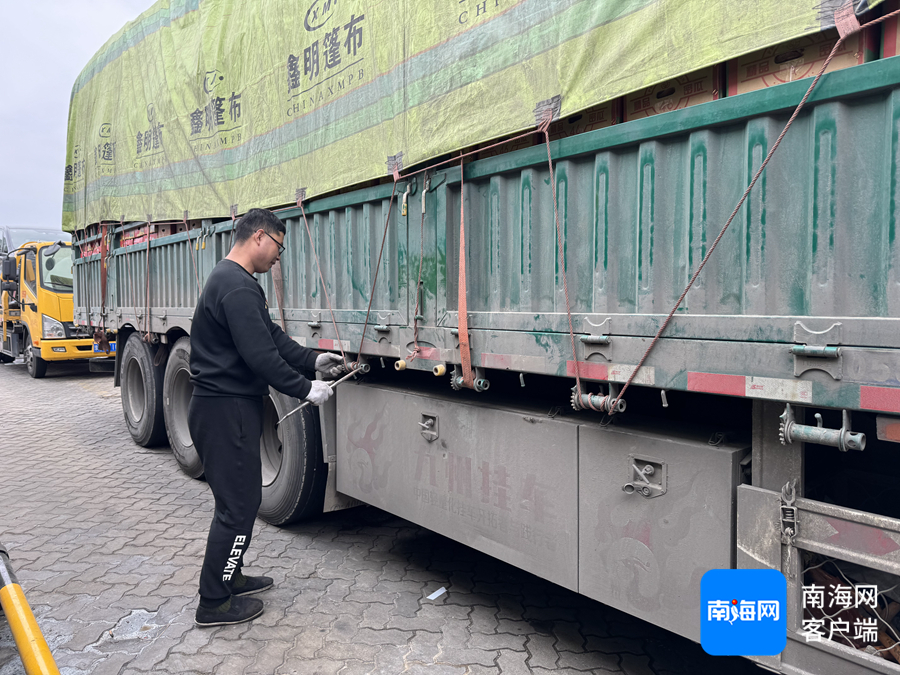 绿通货车司机马大哥正在码头待渡时向记者点赞道，他说今年海口新海港的保障服务有了很大的提升，绿通司机也舒心不少。记者 郑光平 摄