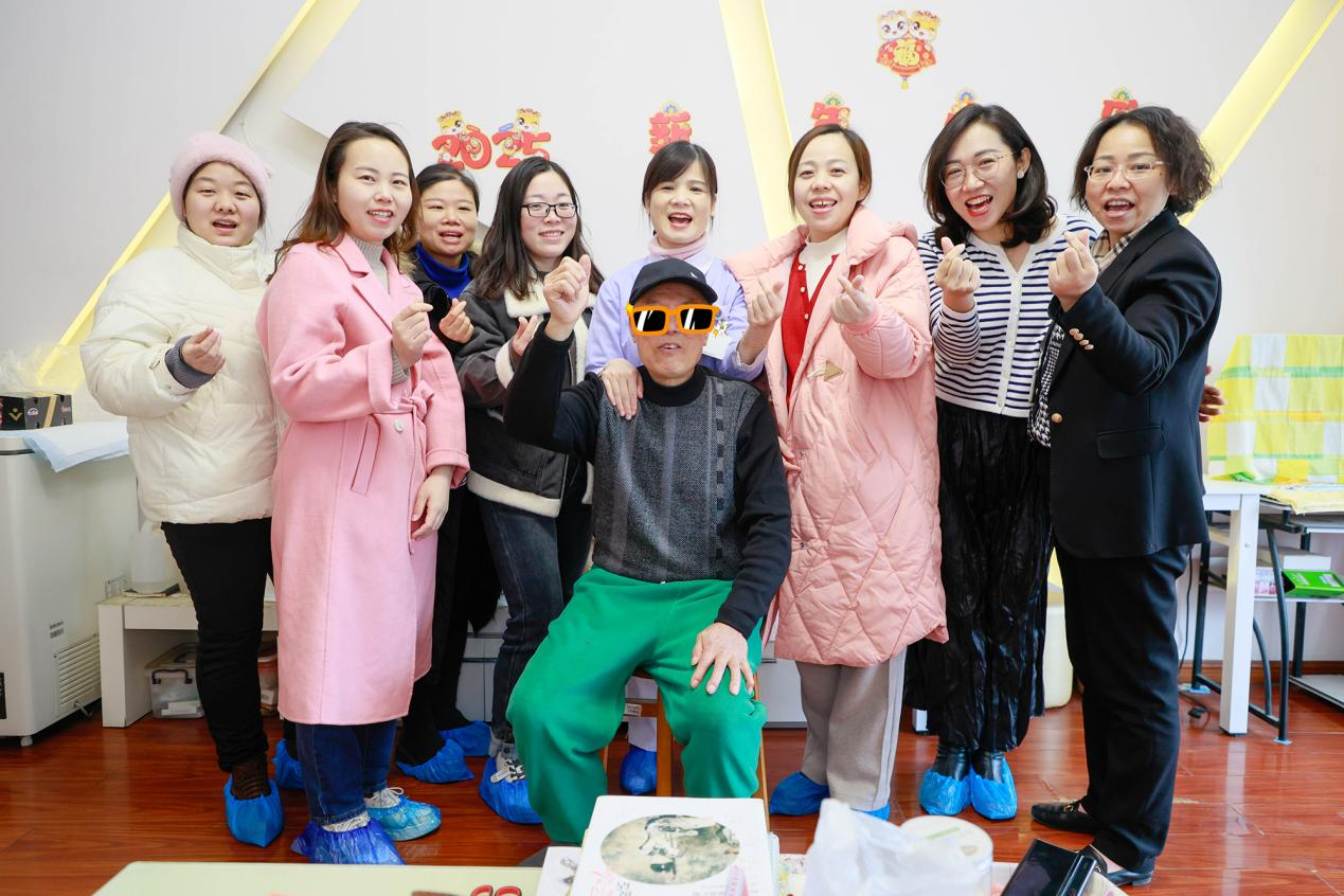 独居老人与医护“女儿们”的暖心团圆约定