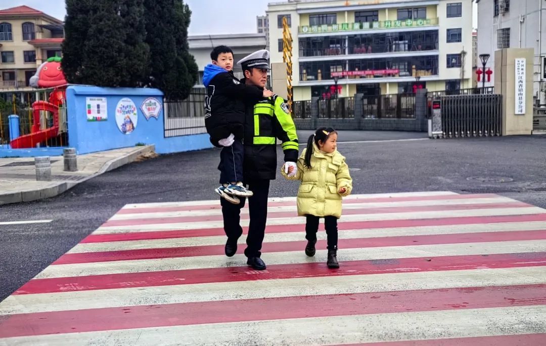 百架無(wú)人機(jī)+機(jī)器人警力！江西各地“疊Buff”護(hù)學(xué)模式開(kāi)啟