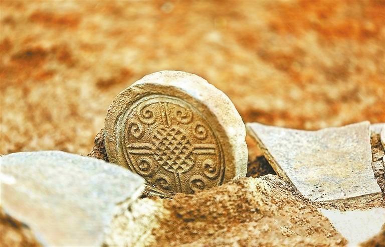 礼县四角坪遗址出土的云纹瓦当