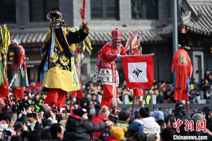 2月12日,甘肃兰州老街,高跷表演者与现场观众互动。当日是农历正月十五元宵节,兰州老街举行丰富多彩的社火展演,迎接元宵节的到来。中新社记者 九美旦增 摄