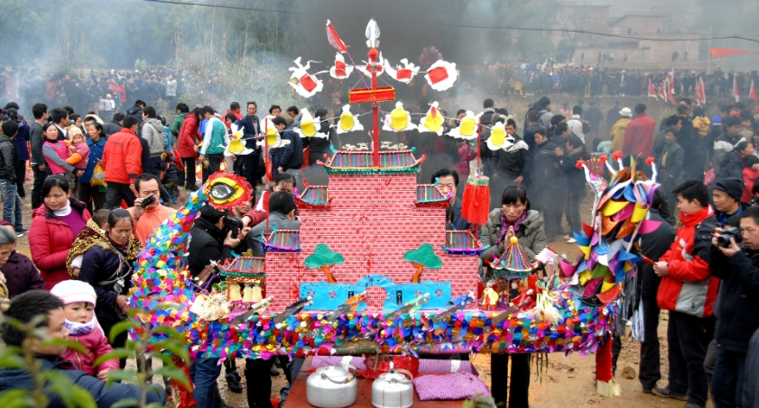 赣南客家唱船习俗中的“许愿”和“还愿”庆喜仪式。杨晓明/摄