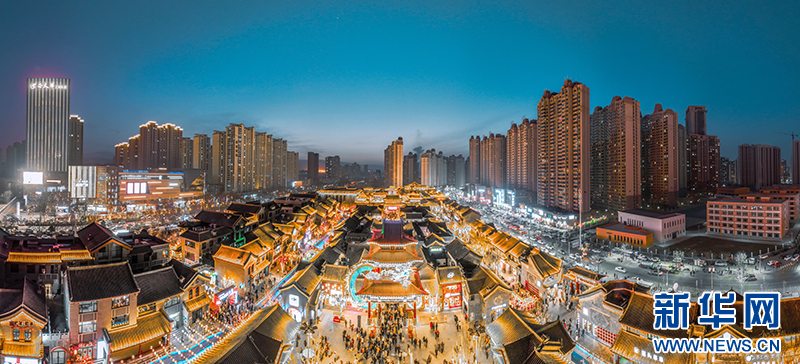 图为甘肃省兰州市元宵夜灯火通明的“兰州老街”商业区 新华网发(韩甜甜 摄)