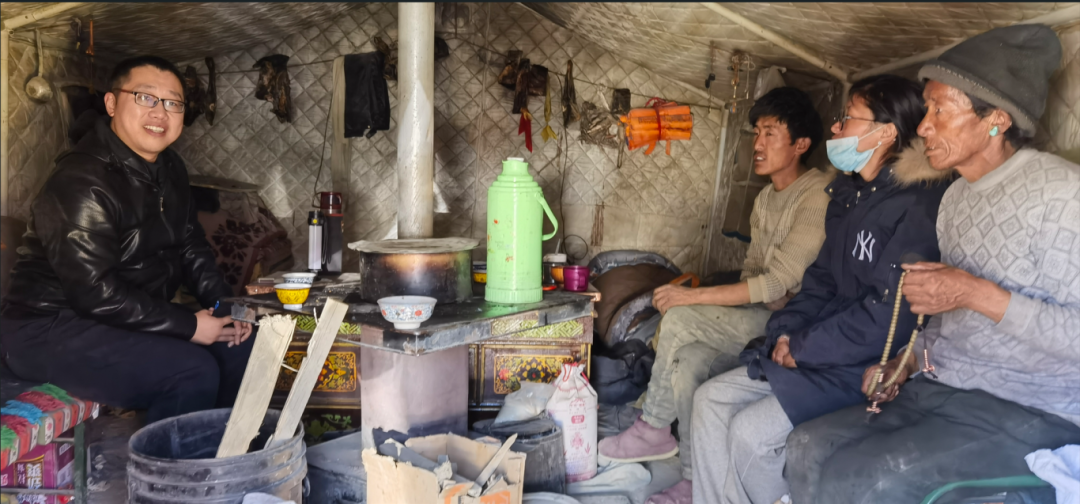 记者随后转去村头。尘土飞扬中，一排排移动板房井然林立，许多汽车、三轮车停在其间，诉说着这里曾经的美好。他们的新“家”并不宽敞，却很坚固，屋里暖烘烘的，长椅、桌子和两张床挤得满满当当。