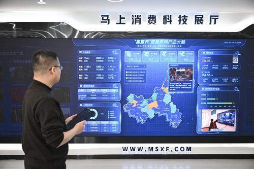 马上消费科技展厅，工作人员演示“天境”大模型的各项功能。记者 谢智强 摄